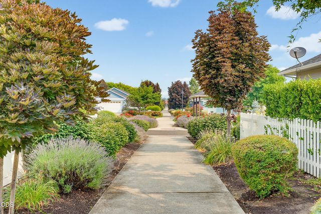 684 Golden Peak Drive, Central Point, OR 97502