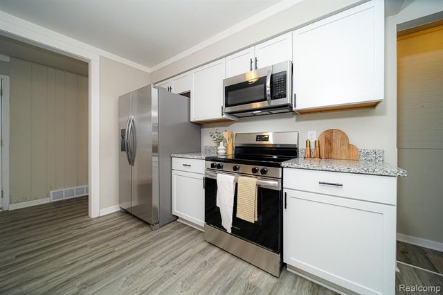 30644 Hayes Road, Roseville, MI 48066