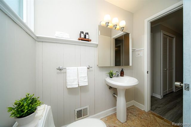 30644 Hayes Road, Roseville, MI 48066