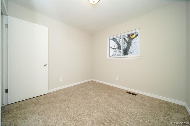 30644 Hayes Road, Roseville, MI 48066