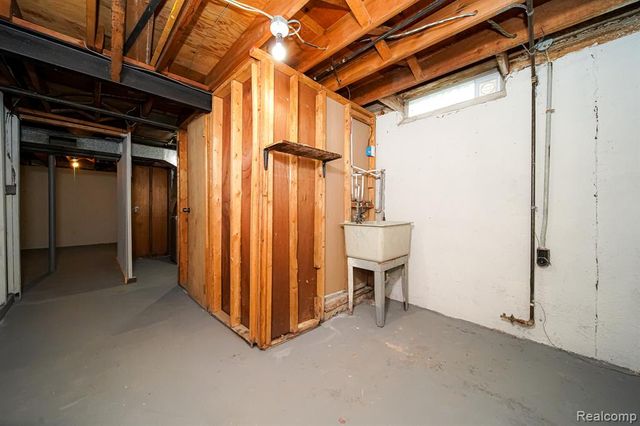 30644 Hayes Road, Roseville, MI 48066