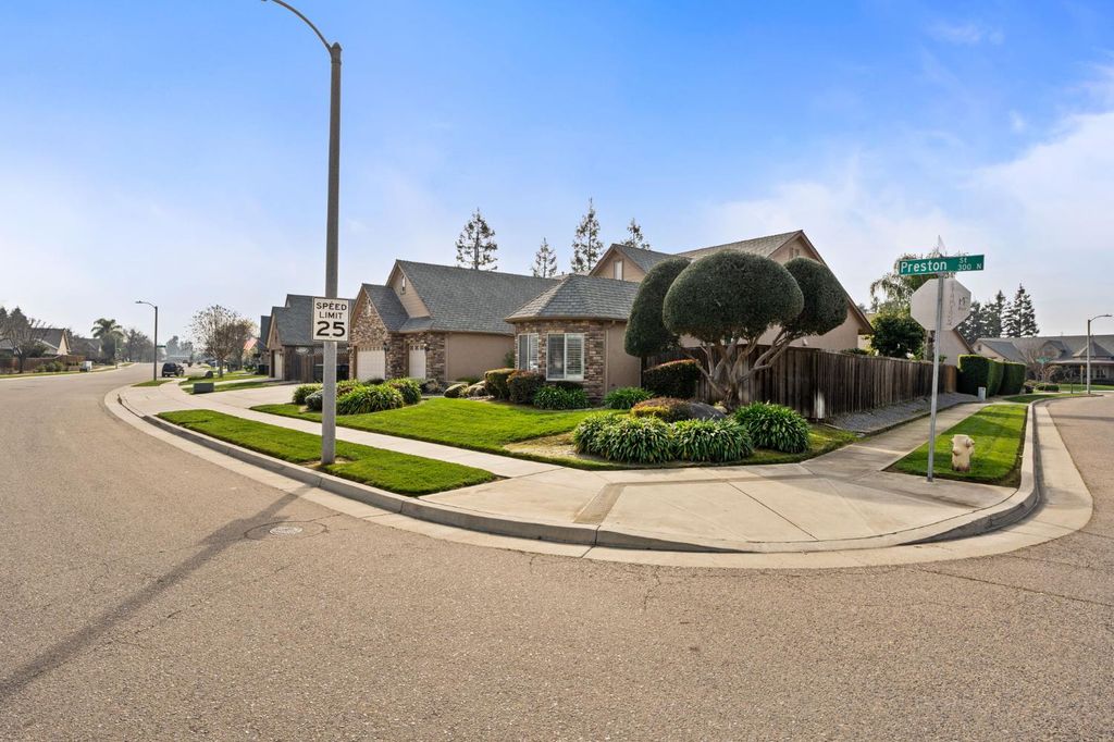 Image 3 of property listing at 321 N Preston Street, Visalia, CA 93291