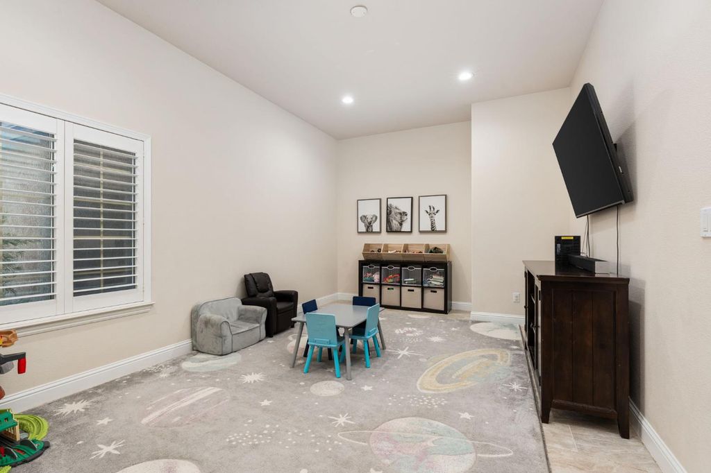 Image 8 of property listing at 321 N Preston Street, Visalia, CA 93291