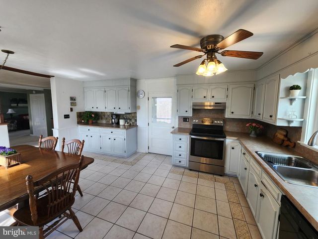 2575 VALLEY RD, Manheim, PA 17545
