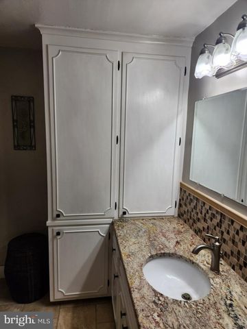 2575 VALLEY RD, Manheim, PA 17545