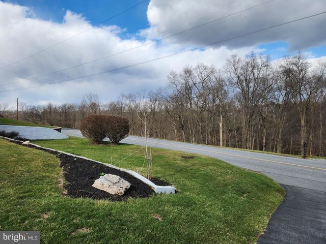 2575 VALLEY RD, Manheim, PA 17545