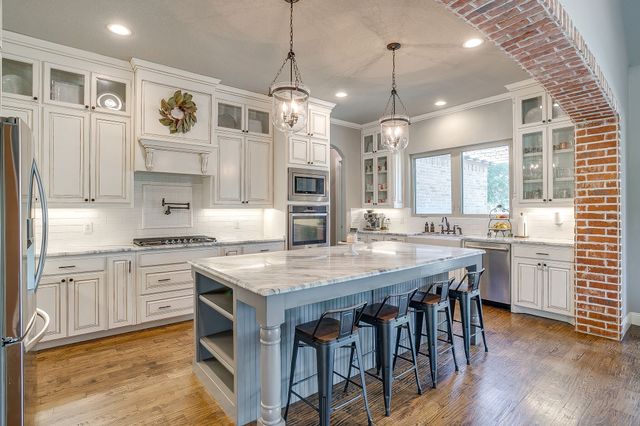 106 Treeline Court, Lipan, TX 76462
