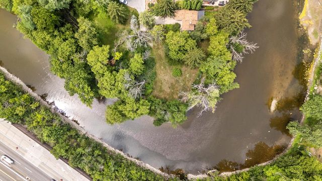 500 W Riverview DRIVE, Glendale, WI 53209