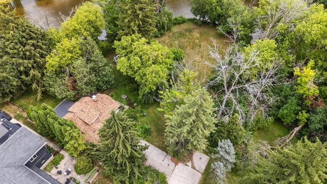 500 W Riverview DRIVE, Glendale, WI 53209