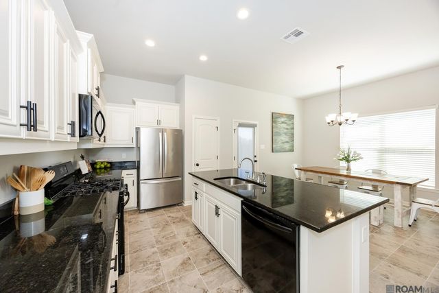 4752 Viola Farms Dr, Addis, LA 70710