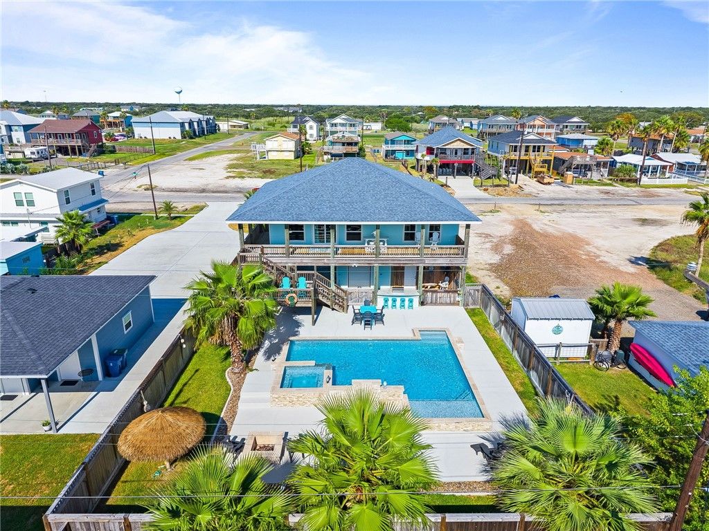 1528 S Magnolia St, Rockport, TX 78382 — exterior