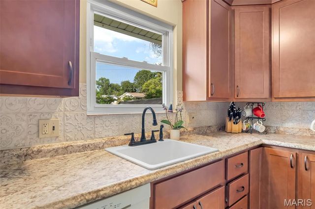 11947 Glenpark Drive, Maryland Heights, MO 63043
