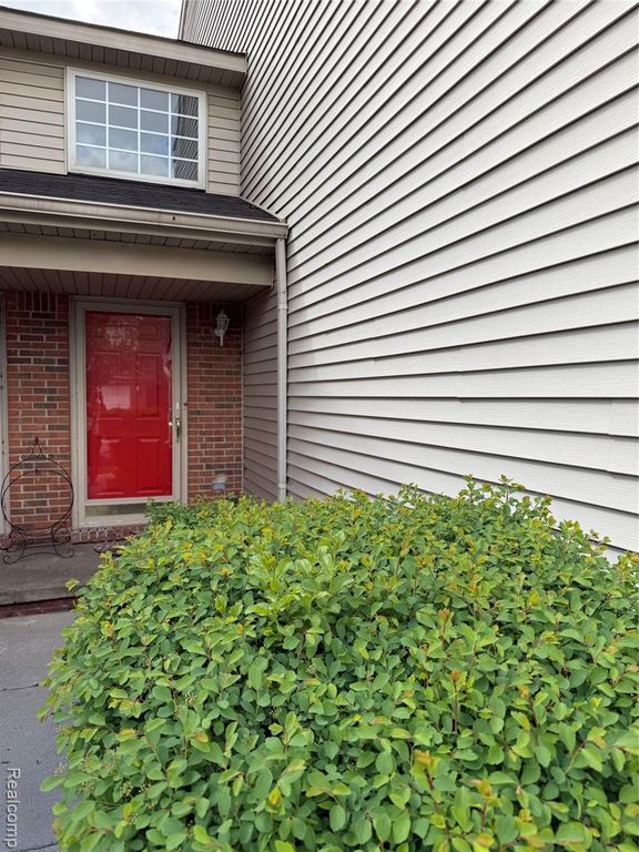 17469 Gateway Circle, Southfield, MI 48075