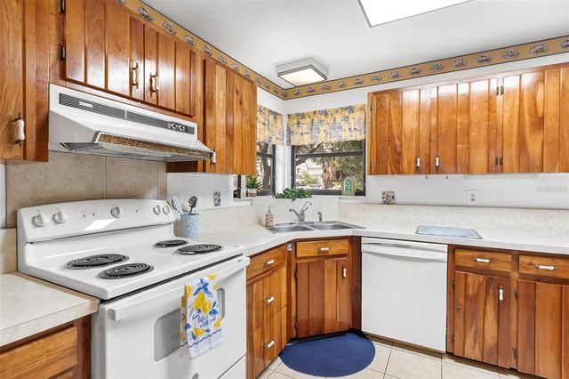 1214 W CROOKED LAKE PLACE, Eustis, FL 32726