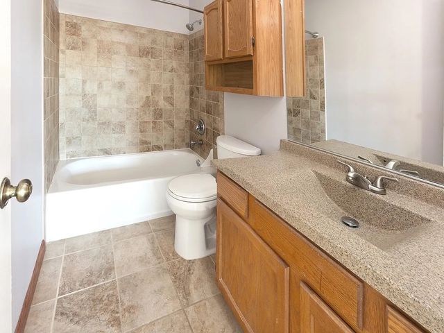 383 WEXFORD Court, Carol Stream, IL 60188