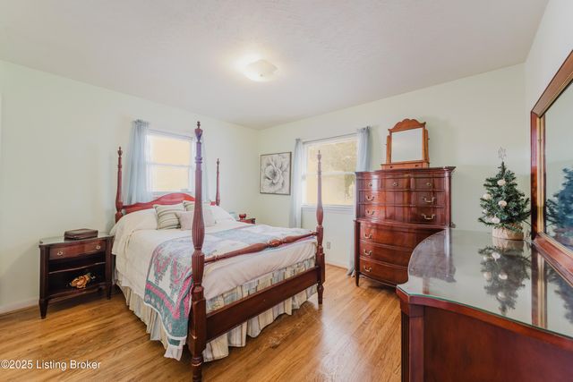 4211 Blossomwood Dr, Louisville, KY 40220