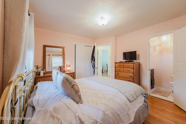 4211 Blossomwood Dr, Louisville, KY 40220