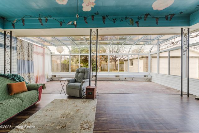 4211 Blossomwood Dr, Louisville, KY 40220