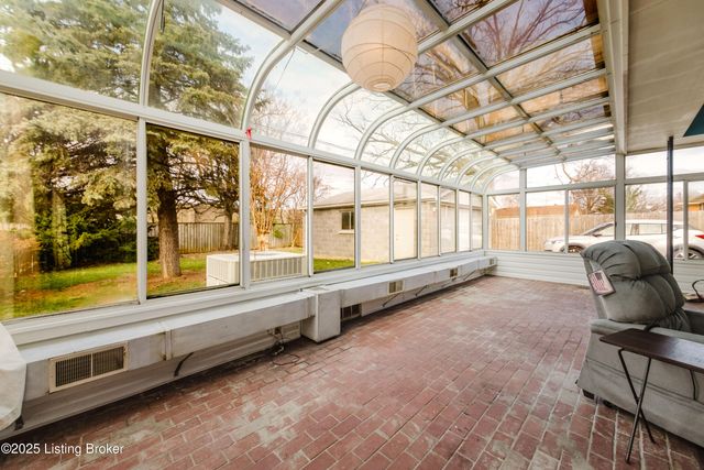 4211 Blossomwood Dr, Louisville, KY 40220