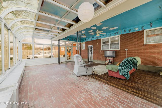 4211 Blossomwood Dr, Louisville, KY 40220