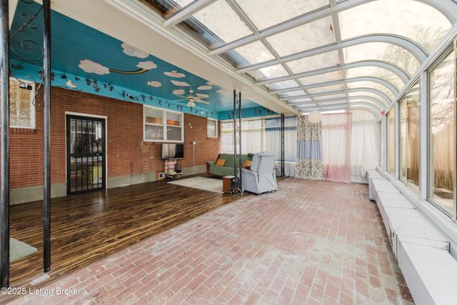 4211 Blossomwood Dr, Louisville, KY 40220