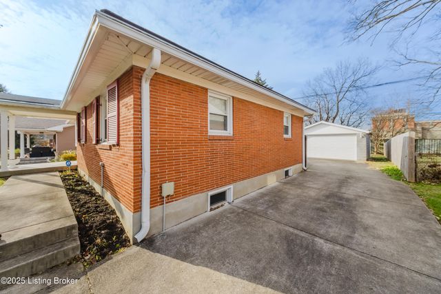 4211 Blossomwood Dr, Louisville, KY 40220