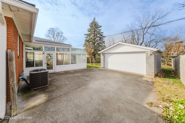 4211 Blossomwood Dr, Louisville, KY 40220