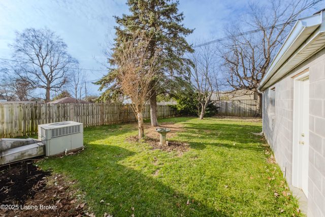 4211 Blossomwood Dr, Louisville, KY 40220