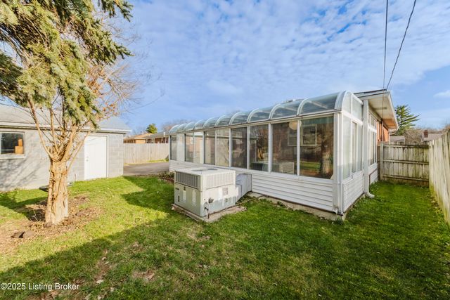 4211 Blossomwood Dr, Louisville, KY 40220