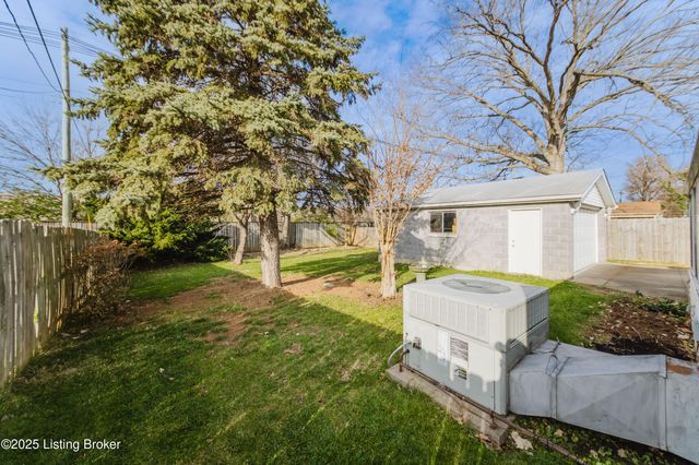 4211 Blossomwood Dr, Louisville, KY 40220