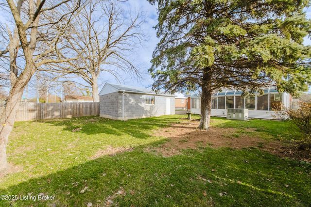 4211 Blossomwood Dr, Louisville, KY 40220