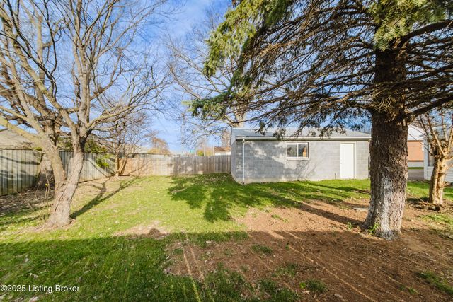 4211 Blossomwood Dr, Louisville, KY 40220