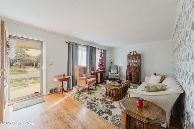 4211 Blossomwood Dr, Louisville, KY 40220