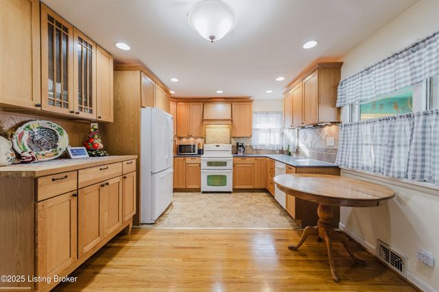 4211 Blossomwood Dr, Louisville, KY 40220