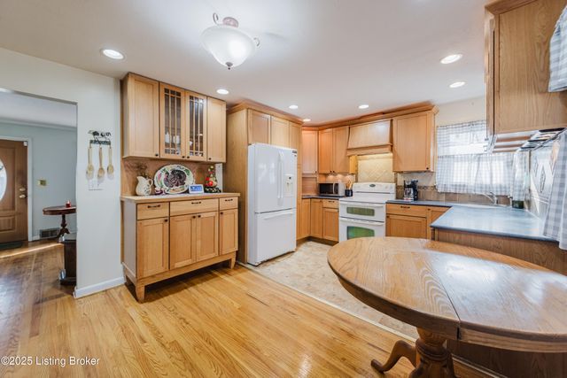 4211 Blossomwood Dr, Louisville, KY 40220