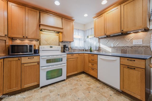 4211 Blossomwood Dr, Louisville, KY 40220