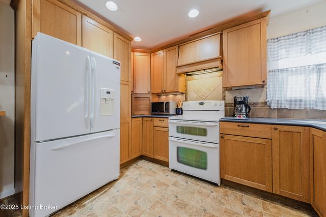 4211 Blossomwood Dr, Louisville, KY 40220