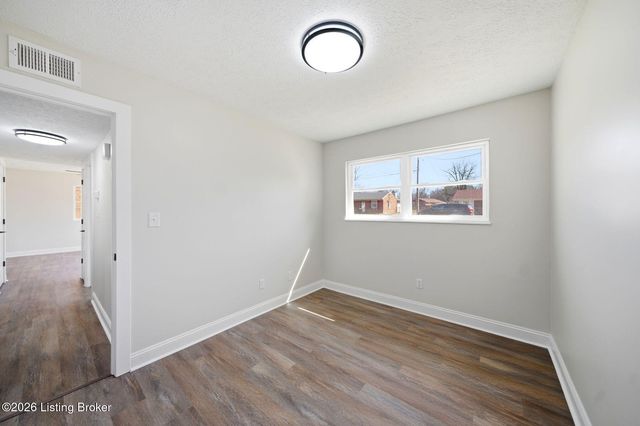 9410 Coolridge Dr, Louisville, KY 40229