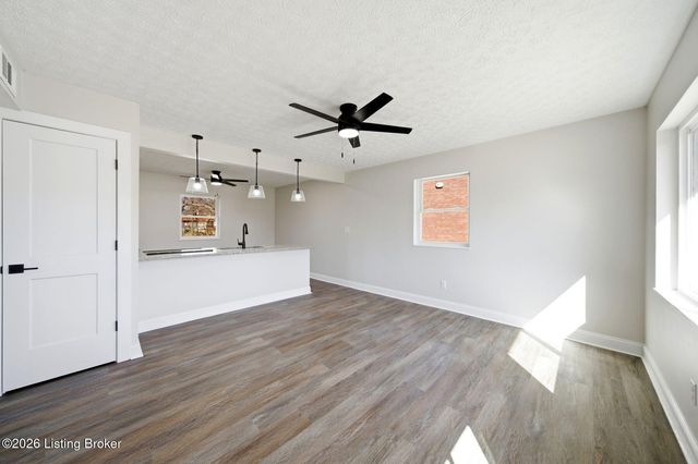 9410 Coolridge Dr, Louisville, KY 40229