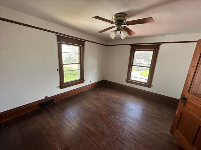 266 24th Ave SW, Cedar Rapids, IA 52404
