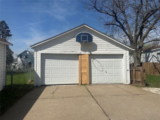 266 24th Ave SW, Cedar Rapids, IA 52404