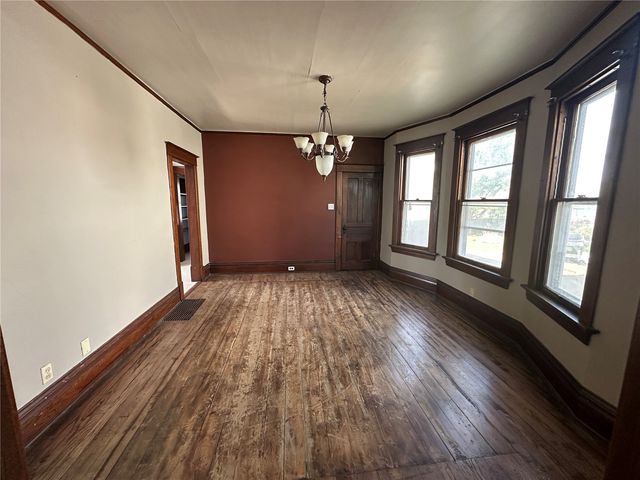 266 24th Ave SW, Cedar Rapids, IA 52404
