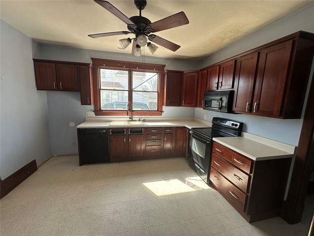 266 24th Ave SW, Cedar Rapids, IA 52404
