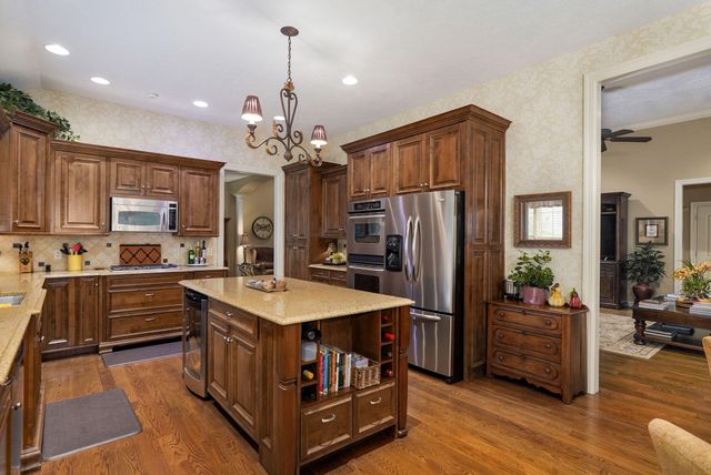 3901 E Villa Way, Springfield, MO 65809