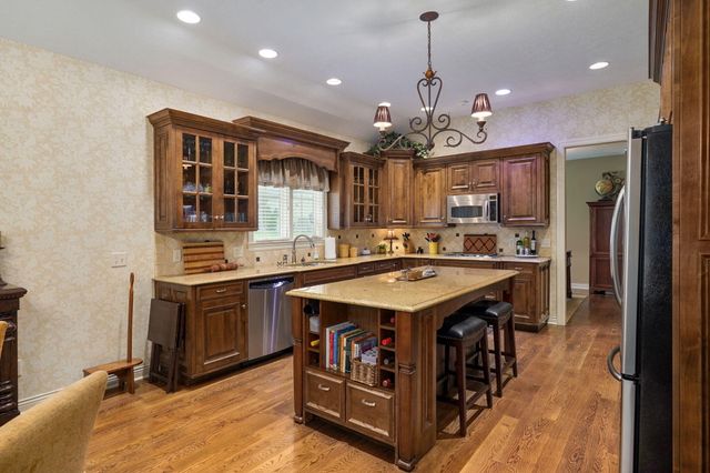 3901 E Villa Way, Springfield, MO 65809