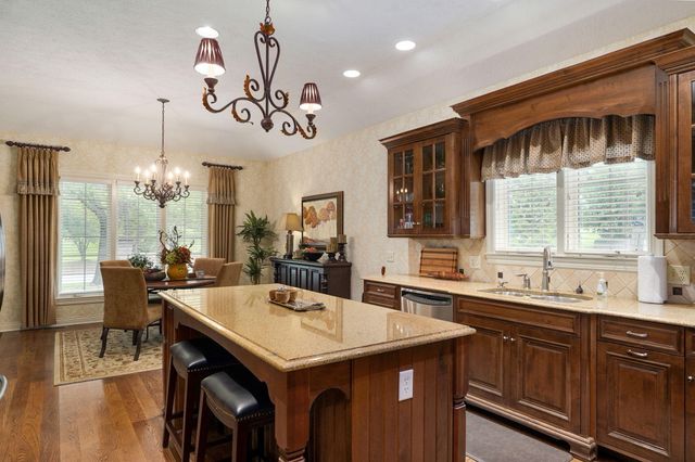 3901 E Villa Way, Springfield, MO 65809