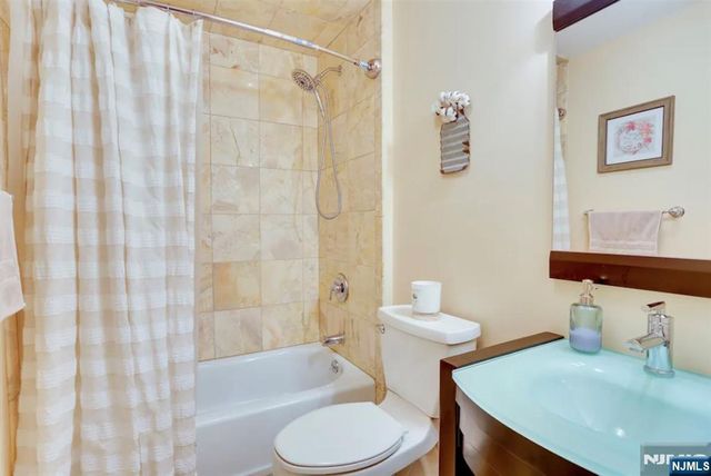 1 Arnold Palmer Court, Vernon, NJ 07462