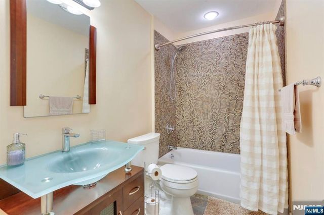 1 Arnold Palmer Court, Vernon, NJ 07462