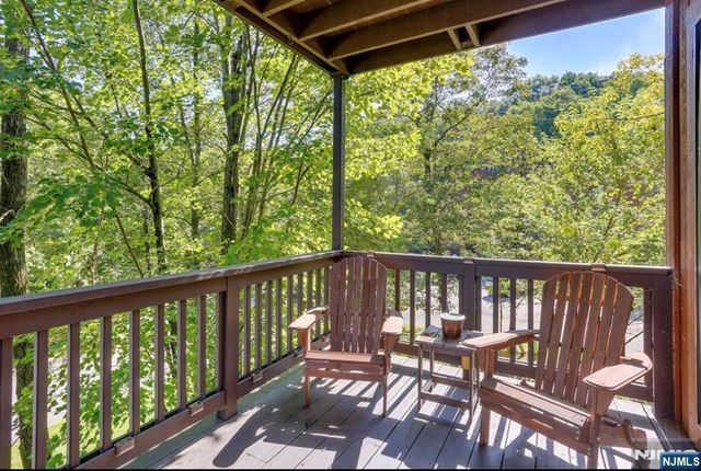 1 Arnold Palmer Court, Vernon, NJ 07462