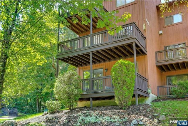 1 Arnold Palmer Court, Vernon, NJ 07462